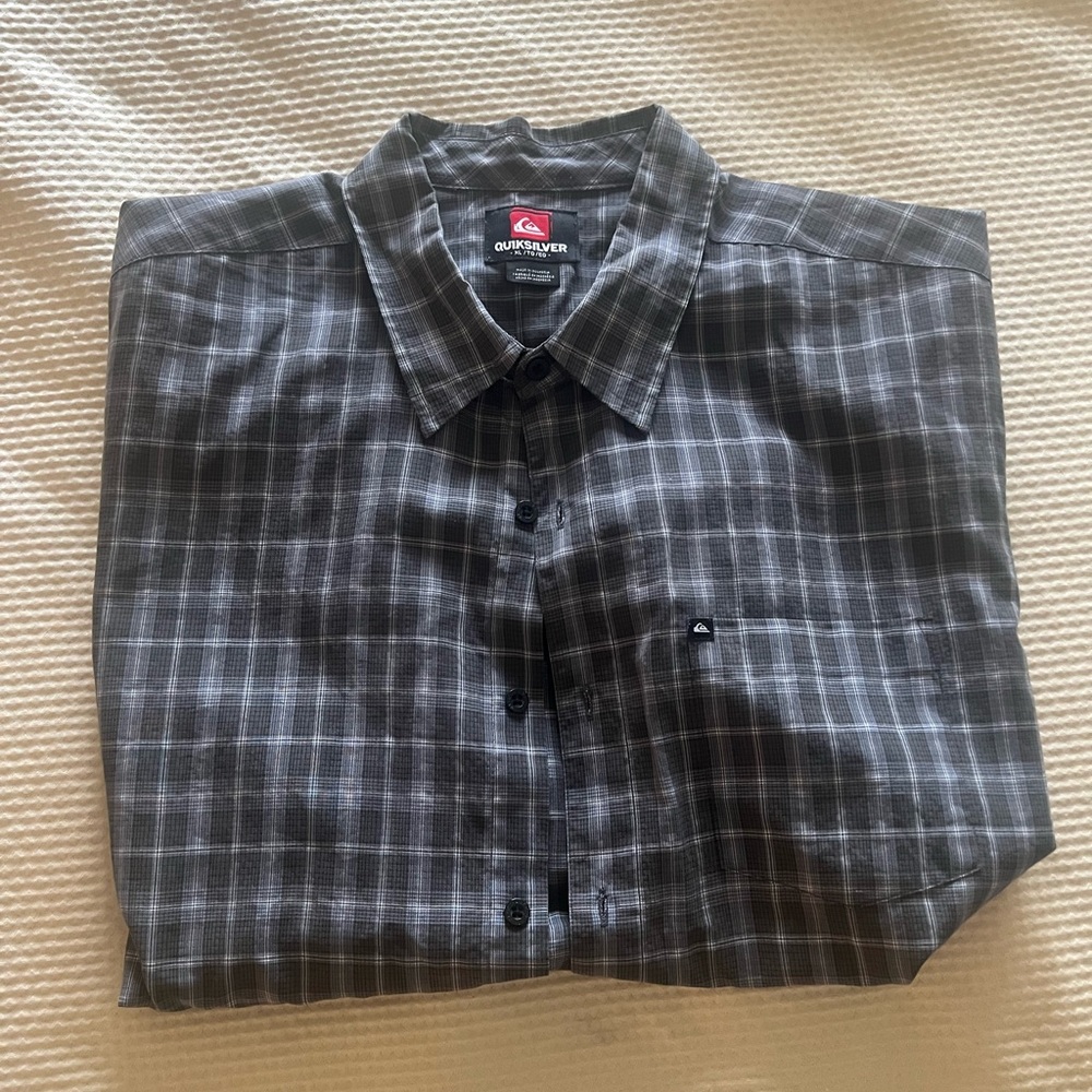 Mens XL Quicksilver SS casual shirt. Gently used non smoking pet free home.